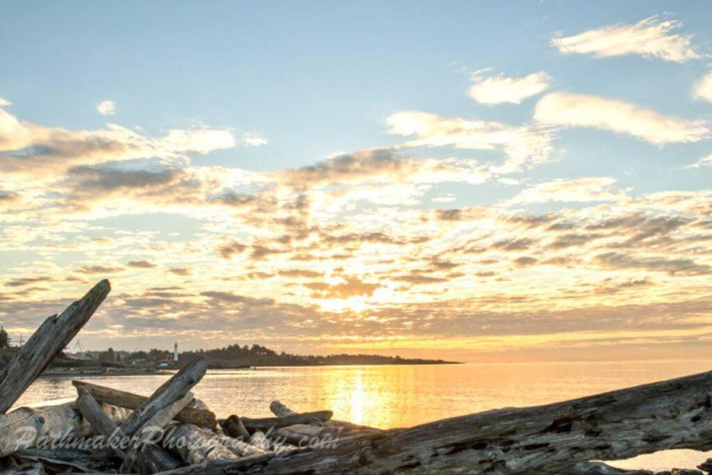 Апартаменты Esquimalt Lagoon Life Виктория Экстерьер фото